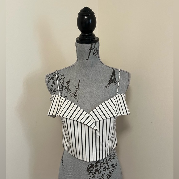 Alice + Olivia Haydee Cold Shoulder White Striped Off Crop Top, Size 8 - Picture 3 of 16